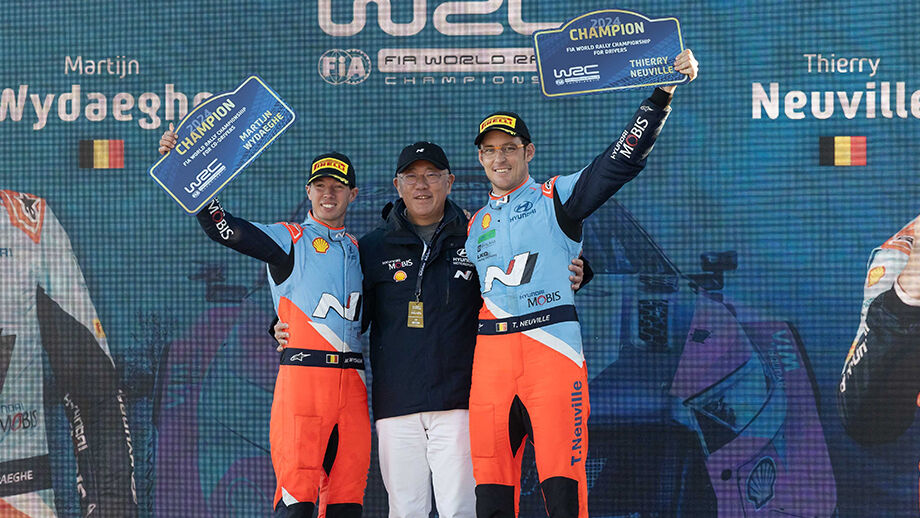 Thierry Neuville and Martijn Wydaeghe with Euisun Chung, Executive Chair of Hyundai Motor Group